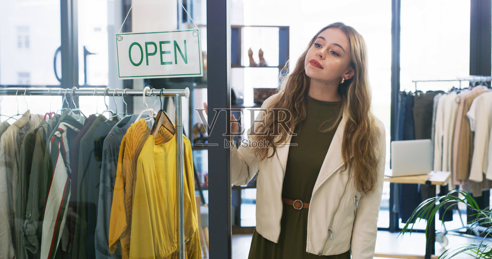 小型企业，服装店促销，女店主，设计师精品店或二手店的开业招牌或服装。创业者，提供服务、交易或创业的零售店主，使用优质面料在商场。照片摄影图片