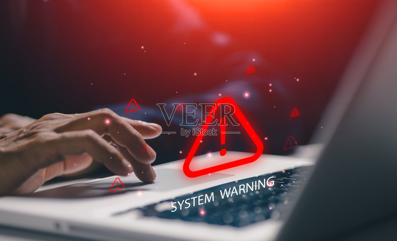 商务专业人士在笔记本电脑上看到系统警告提示，代表网络安全风险、系统错误、数据保护威胁和数字安全意识。照片摄影图片