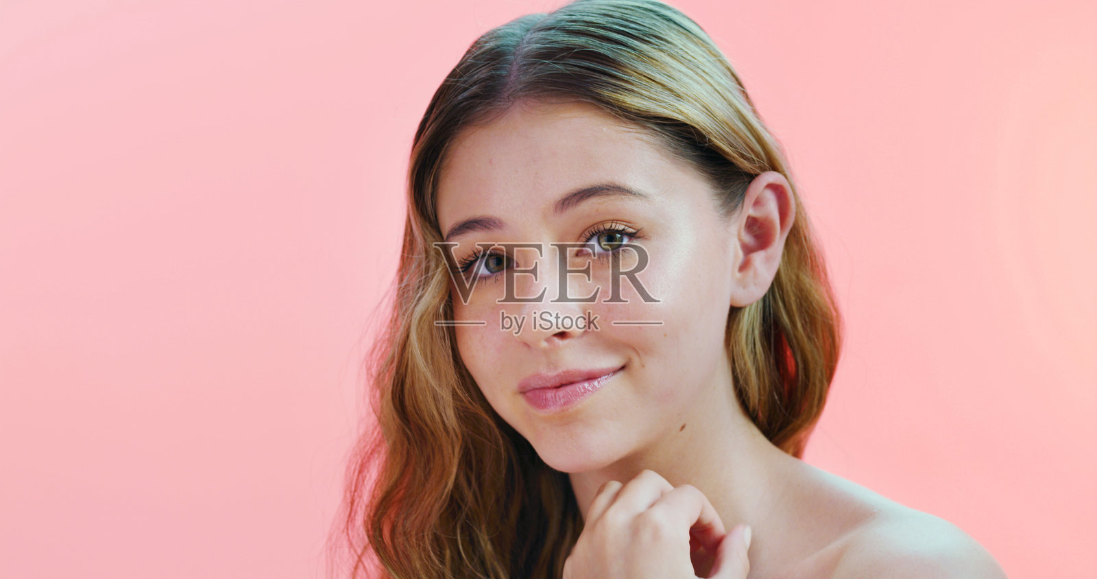 肖像，工作室里的护肤与女性，粉色背景下的闪耀健康肌肤。空间，皮肤科与拥有健康、美丽、光泽的美容和自信的治疗中的人物。照片摄影图片