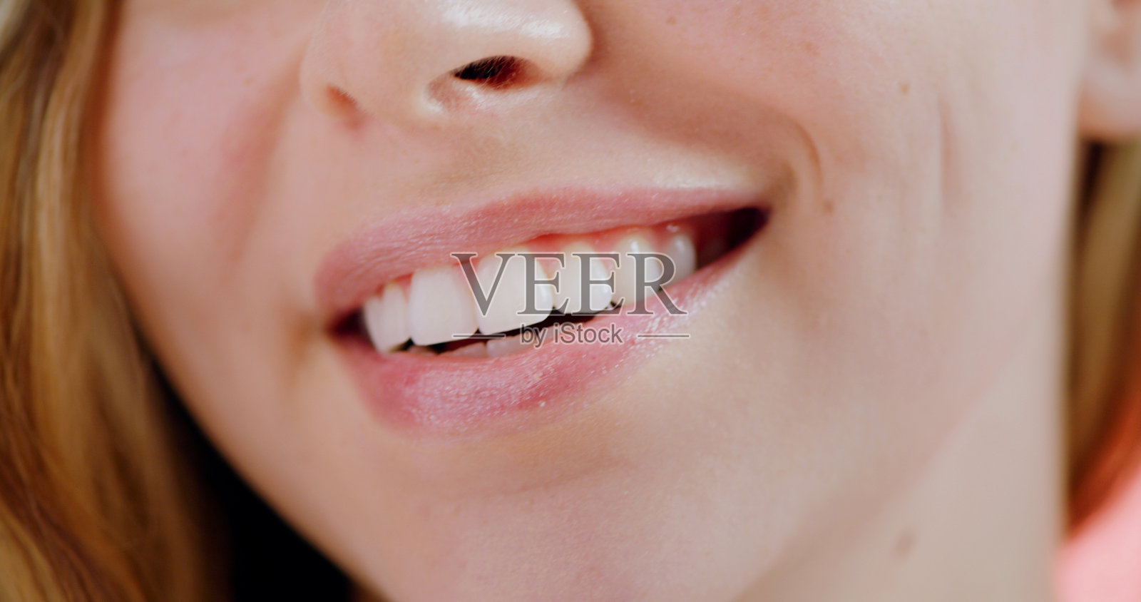 女性口腔卫生、自我护理和牙贴面，展现牙齿、笑容和清洁。正畸、开心和牙齿美白，特写女性的面部，涉及牙龈、美观和口气清新。照片摄影图片