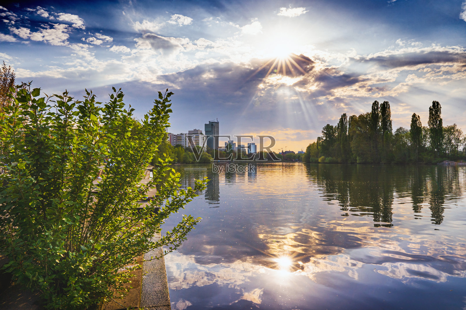 美因河畔奥芬巴赫的日落，岸边景色照片摄影图片