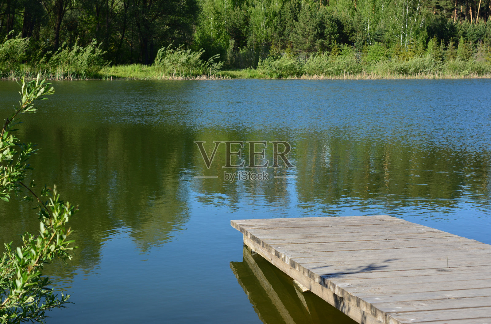 宁静湖面上的木制码头，留有复制空间照片摄影图片