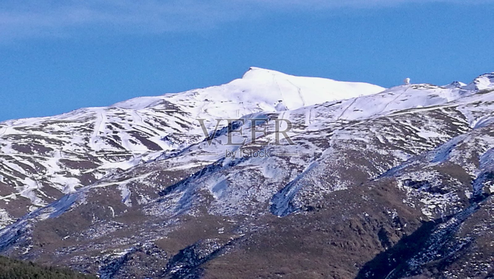安达卢西亚格拉纳达附近的内华达山脉，格赫尔塞拉附近日落徒步：卡纳莱斯水库、渡槽、历史悠久的电车和山景照片摄影图片