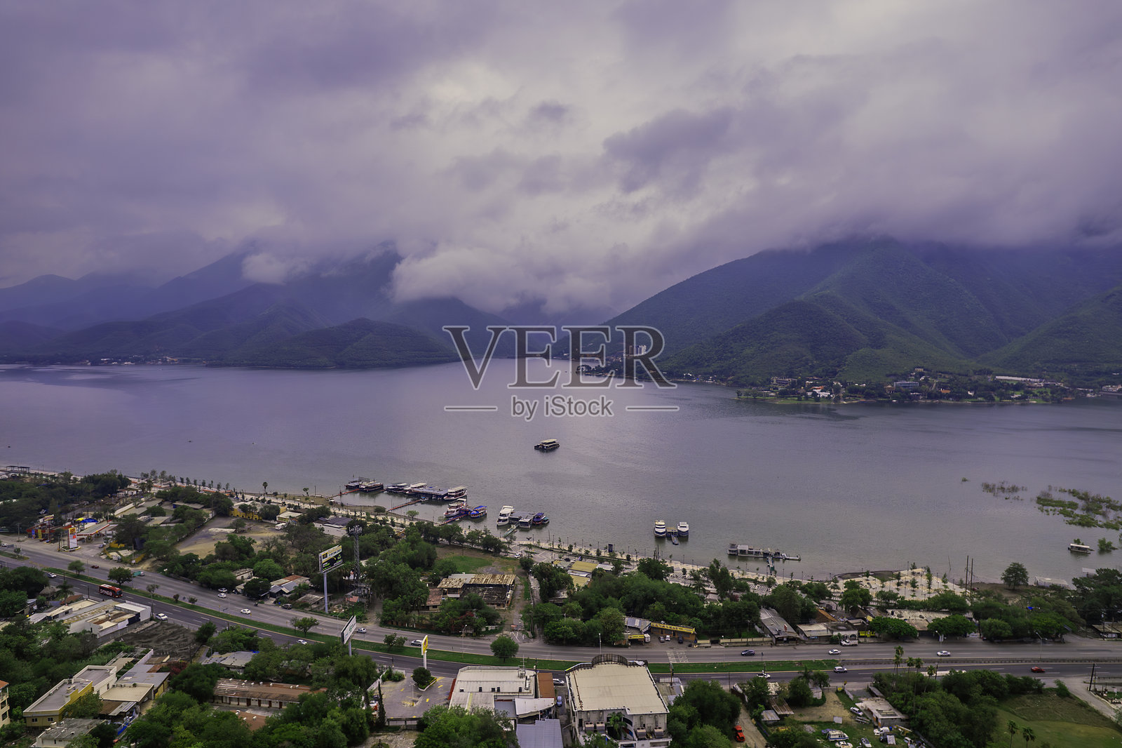 低云下的山间湖泊照片摄影图片