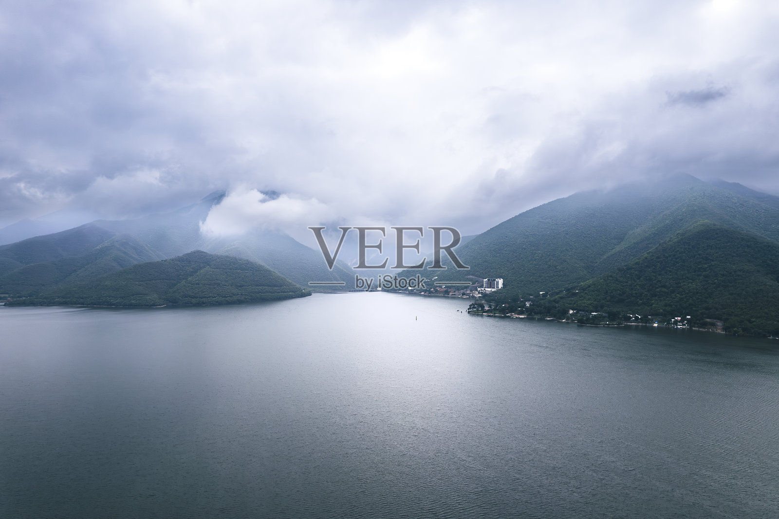 低云下的山间湖泊照片摄影图片