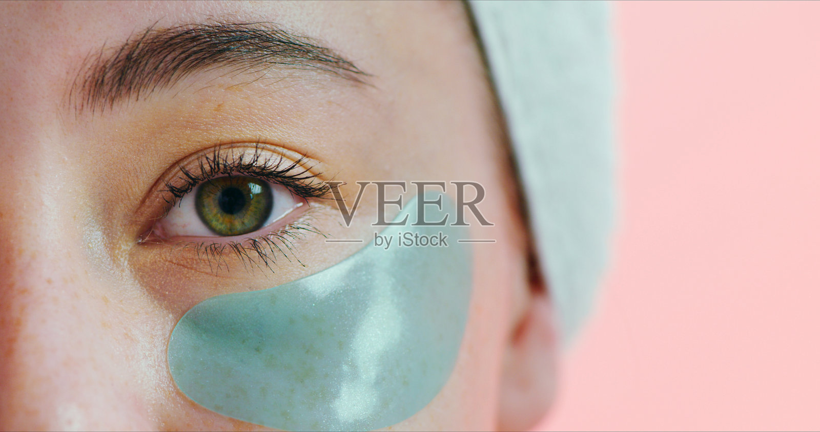 肖像、护肤或眼部贴膜在工作室，用于健康目的的黑眼圈或水合治疗。空间、抗衰老功效或带有皮肤病学贴片、特写或粉色背景的女性照片摄影图片