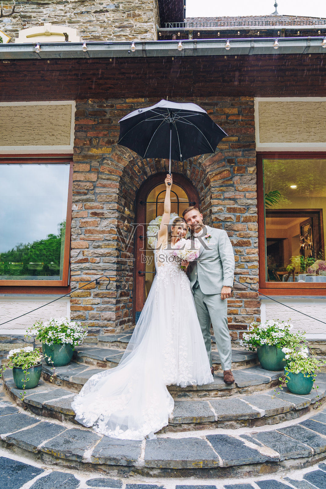 婚礼 - 雨中美丽的新娘和新郎照片摄影图片