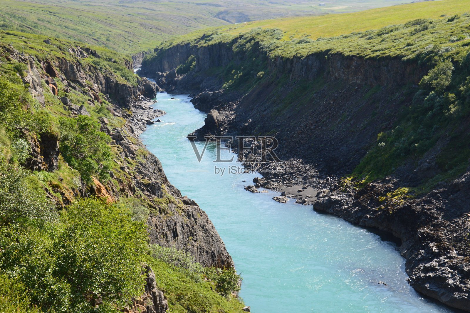 冰岛峡谷中流淌的绿松石色冰川河照片摄影图片