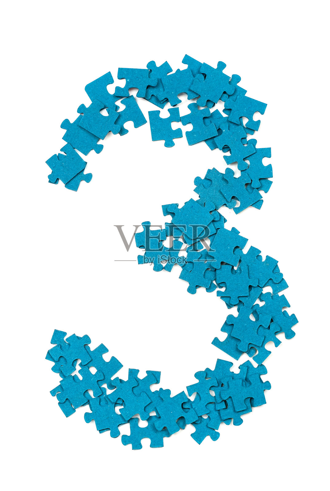 蓝色的拼图碎片组成数字三，放置在白色表面上，展示了创意与趣味照片摄影图片