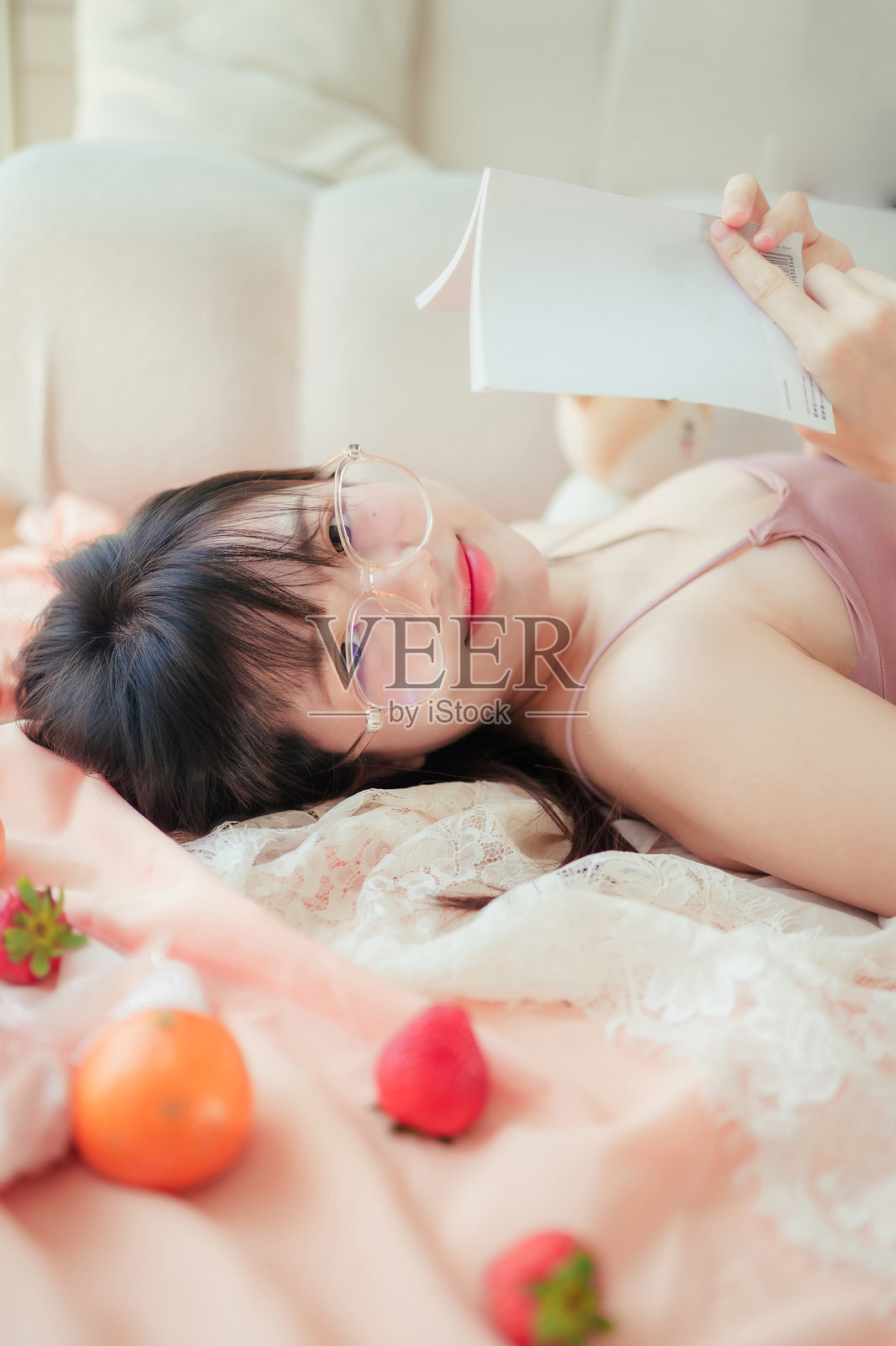 一位美丽的亚洲女孩照片摄影图片