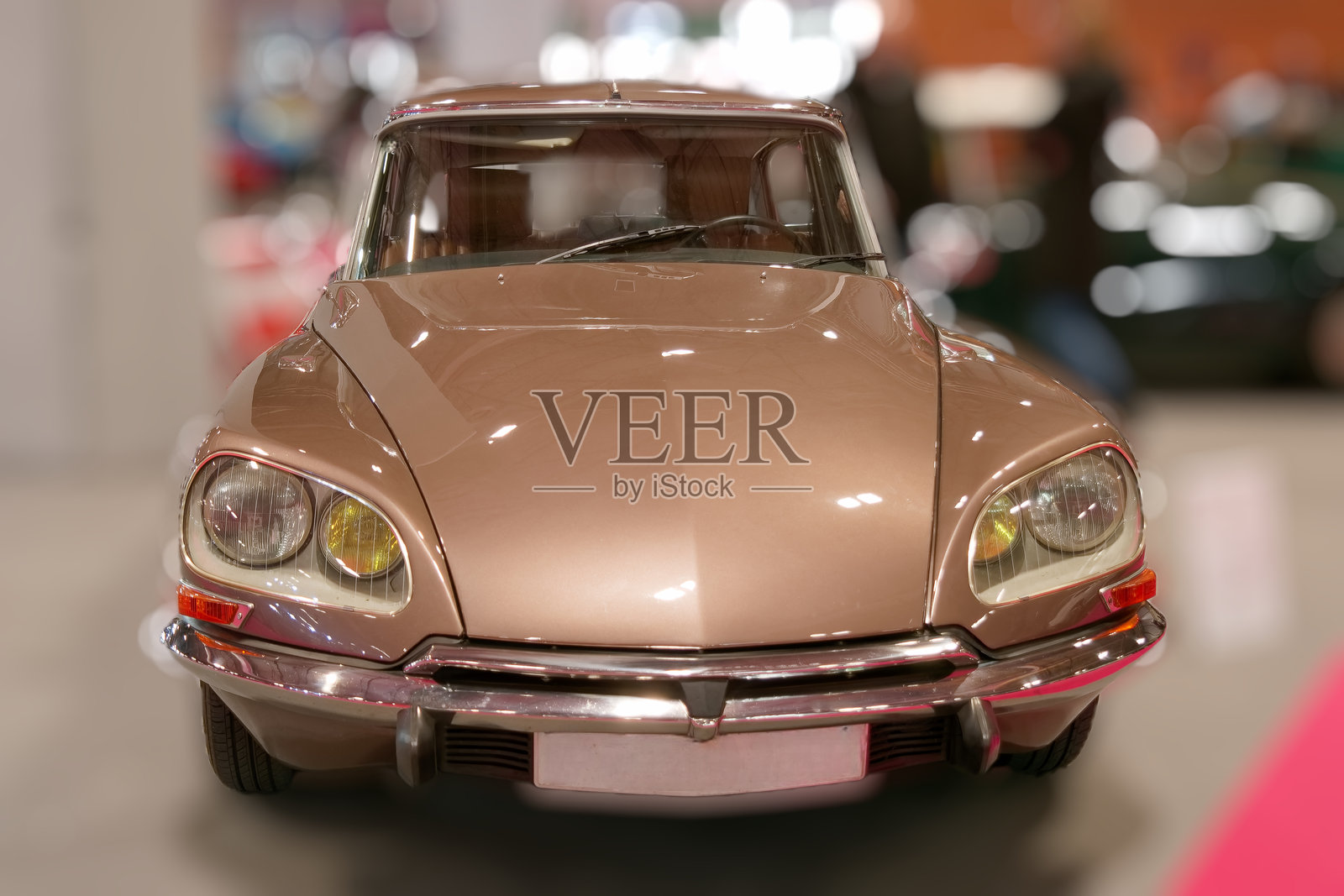 在周末活动期间，一辆经典汽车陈列在展览馆内，背景模糊，灯光独特。照片摄影图片