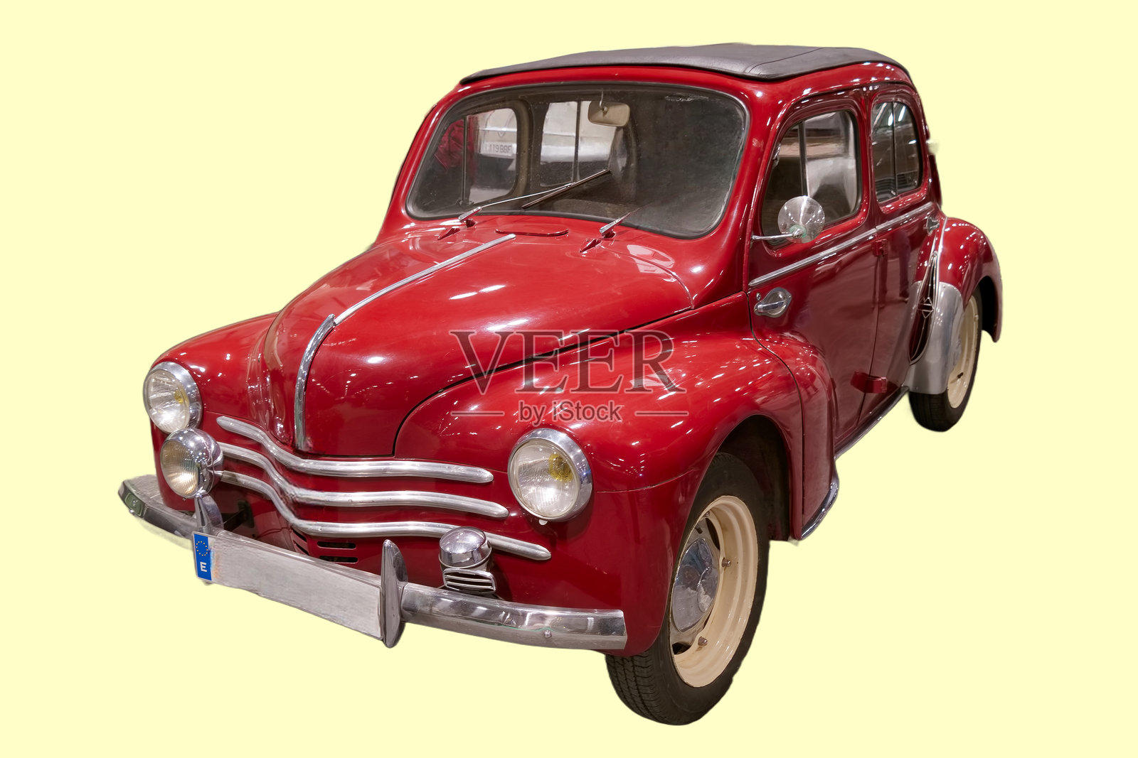 一辆拥有复古设计的经典红色汽车停在纯色背景前，突显了其过去的特色和独特风格照片摄影图片