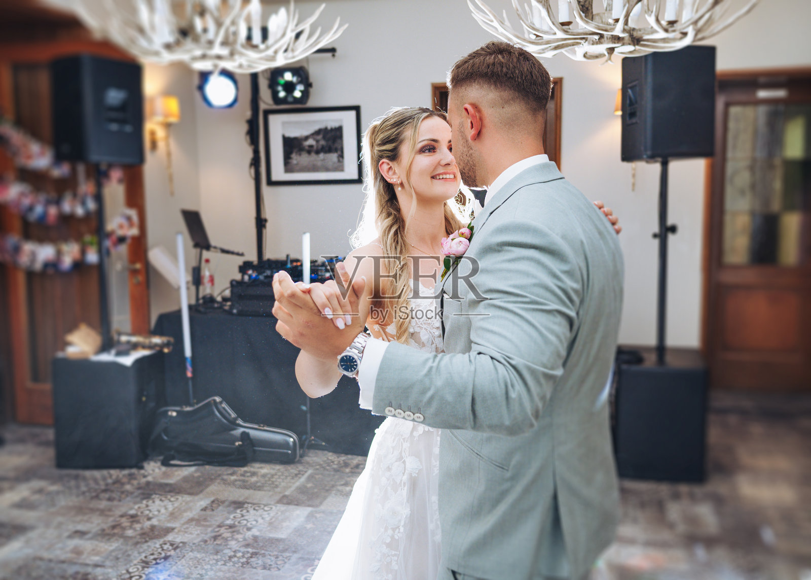 幸福、大笑的新娘和新郎在婚礼上。第一支婚礼舞蹈。庆祝一场感人的婚礼。照片摄影图片