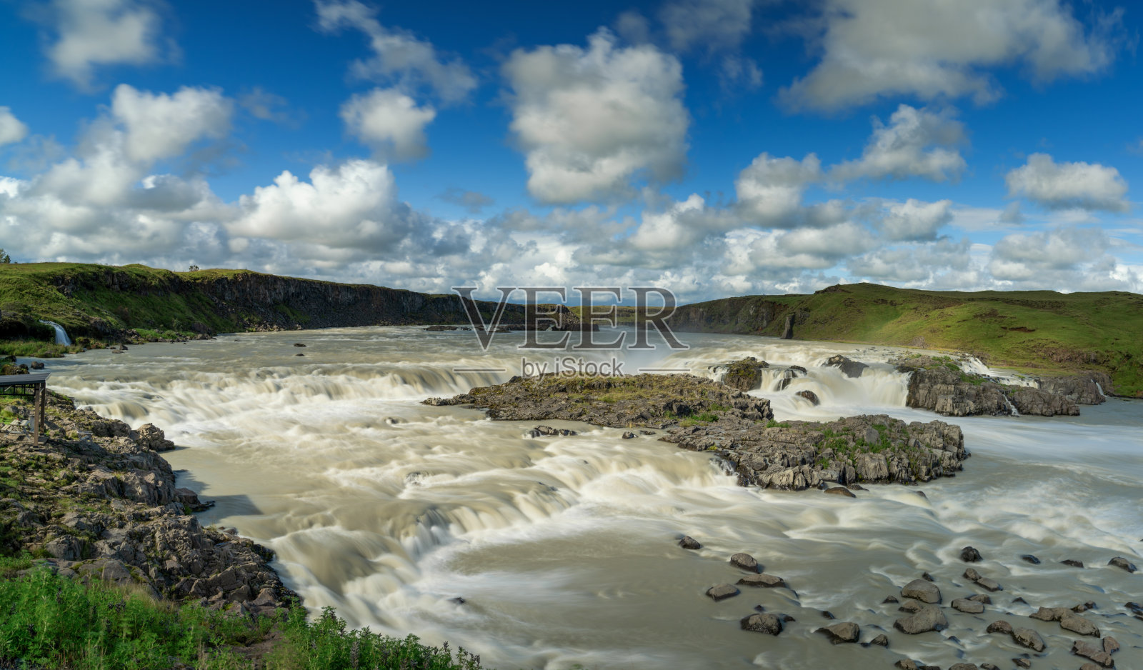 冰岛南部Faxafoss瀑布的长曝光景观照片摄影图片
