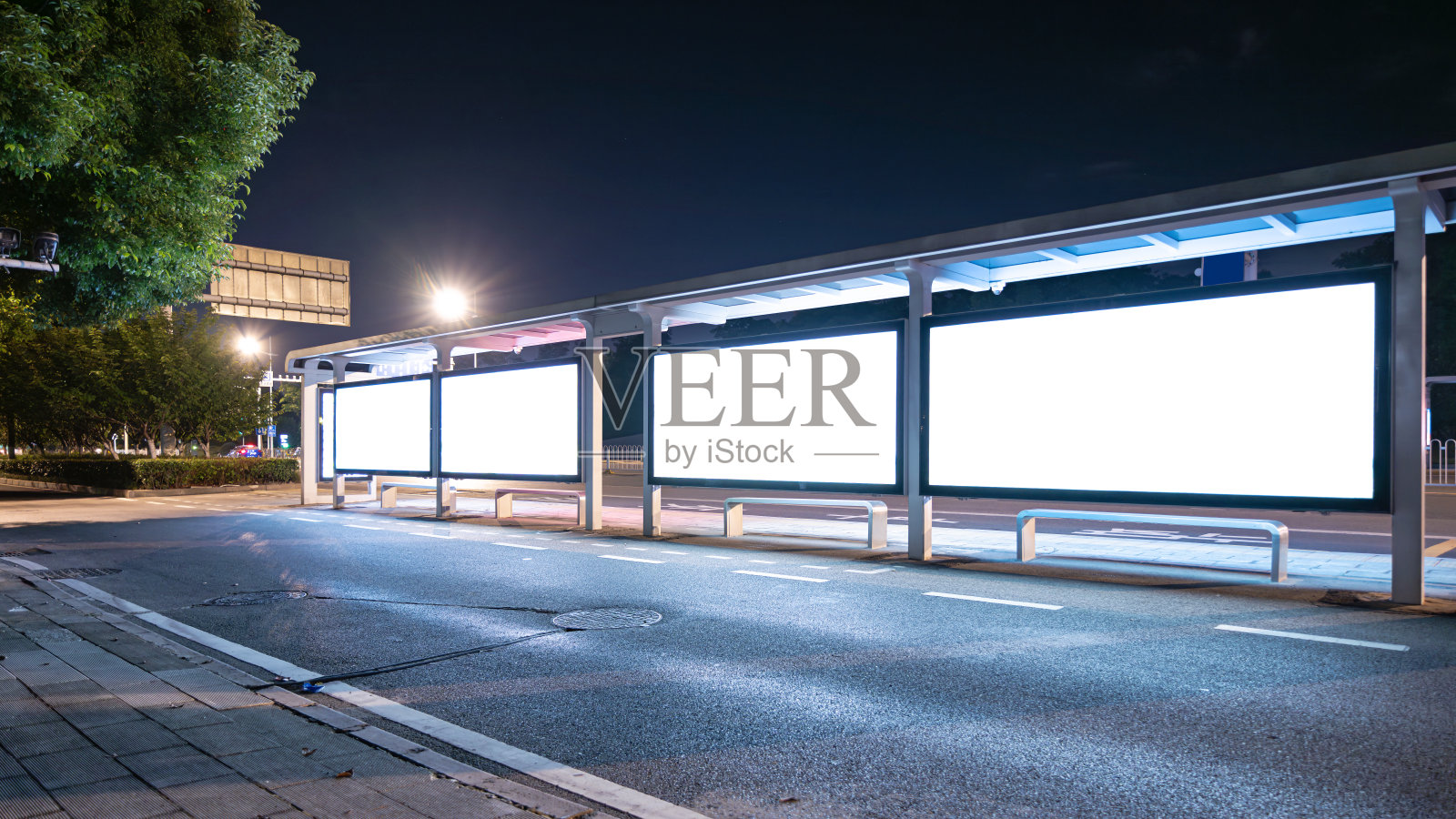 夜晚的公交车站和发光的广告箱照片摄影图片