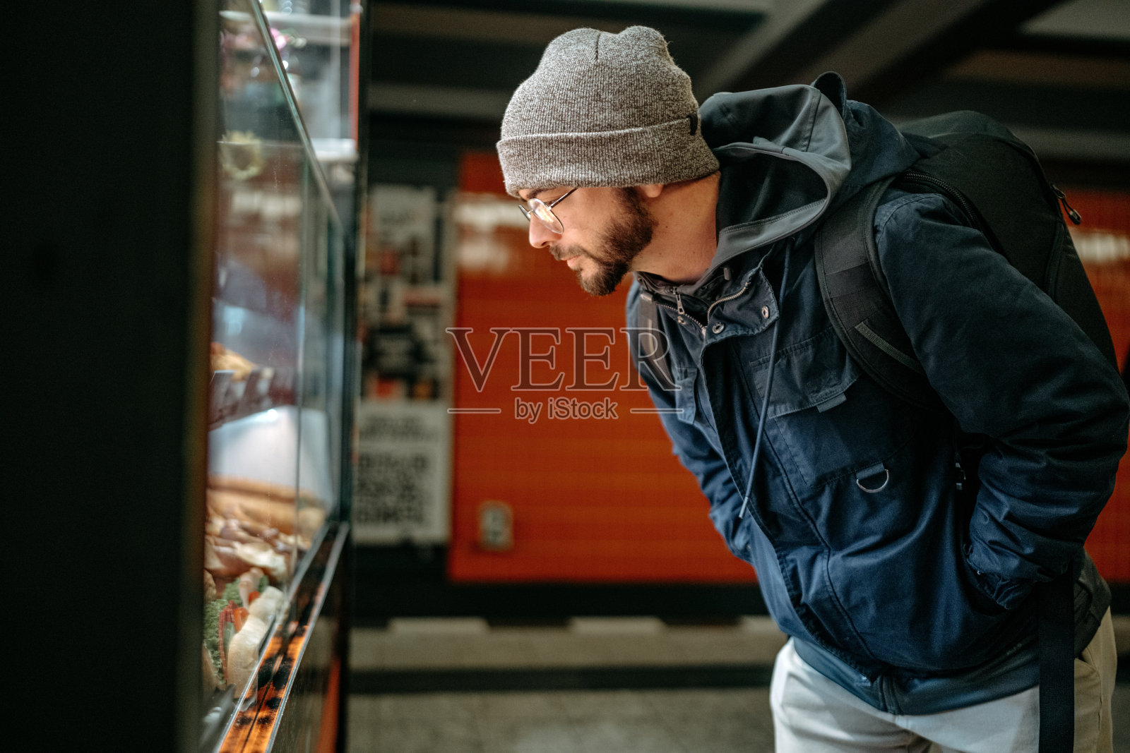 地铁站里，一个人正在看自动售货机照片摄影图片