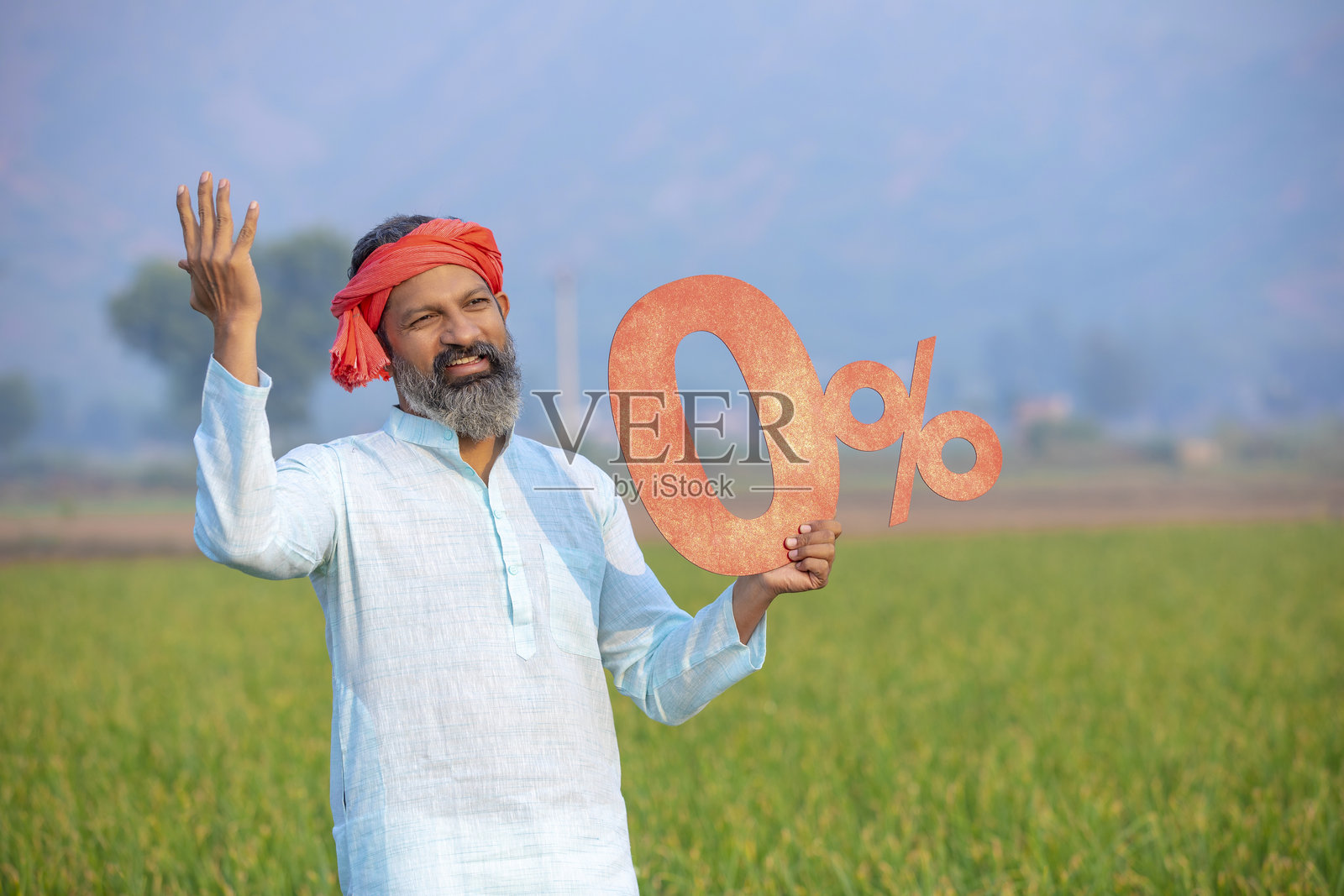 印度农民在农田里打出零百分号手势照片摄影图片