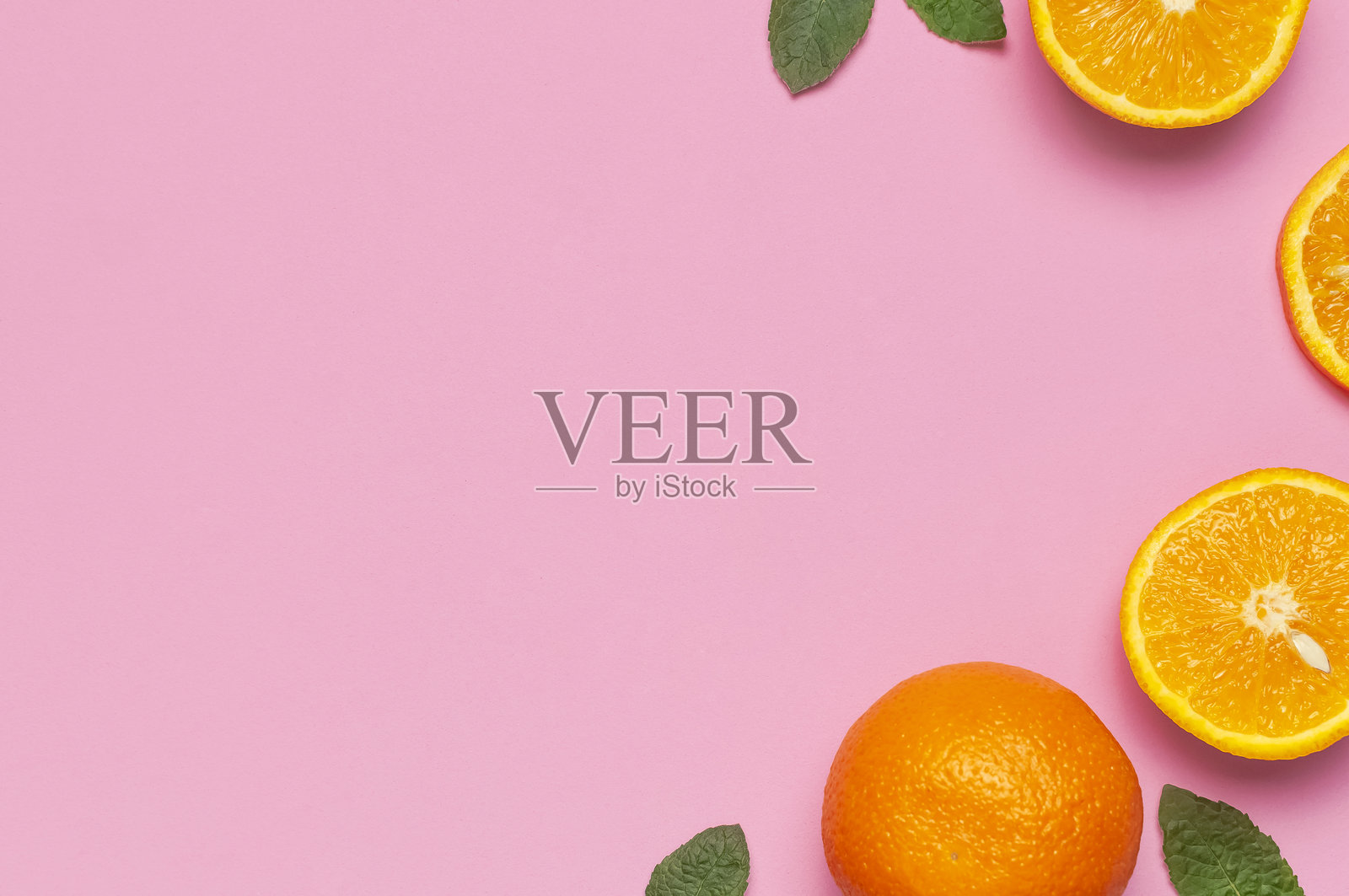 水果，创意夏日概念。新鲜多汁的完整和切片橙子，薄荷叶，背景为粉色。俯视，有复制空间。极简主义的柑橘类水果背景，维生素C。波普艺术设计照片摄影图片