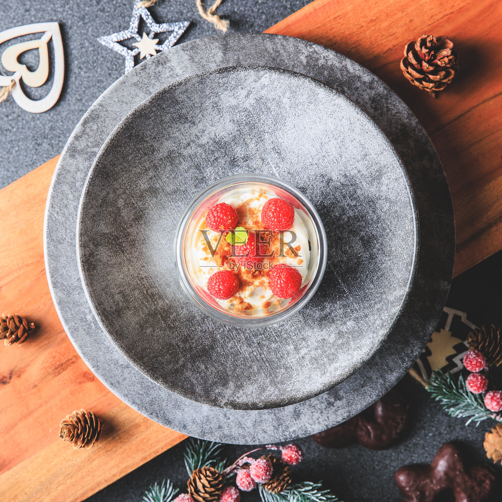 圣诞节装饰的碎speculoos、马斯卡彭奶酪和覆盆子verrine，背景为灰色照片摄影图片