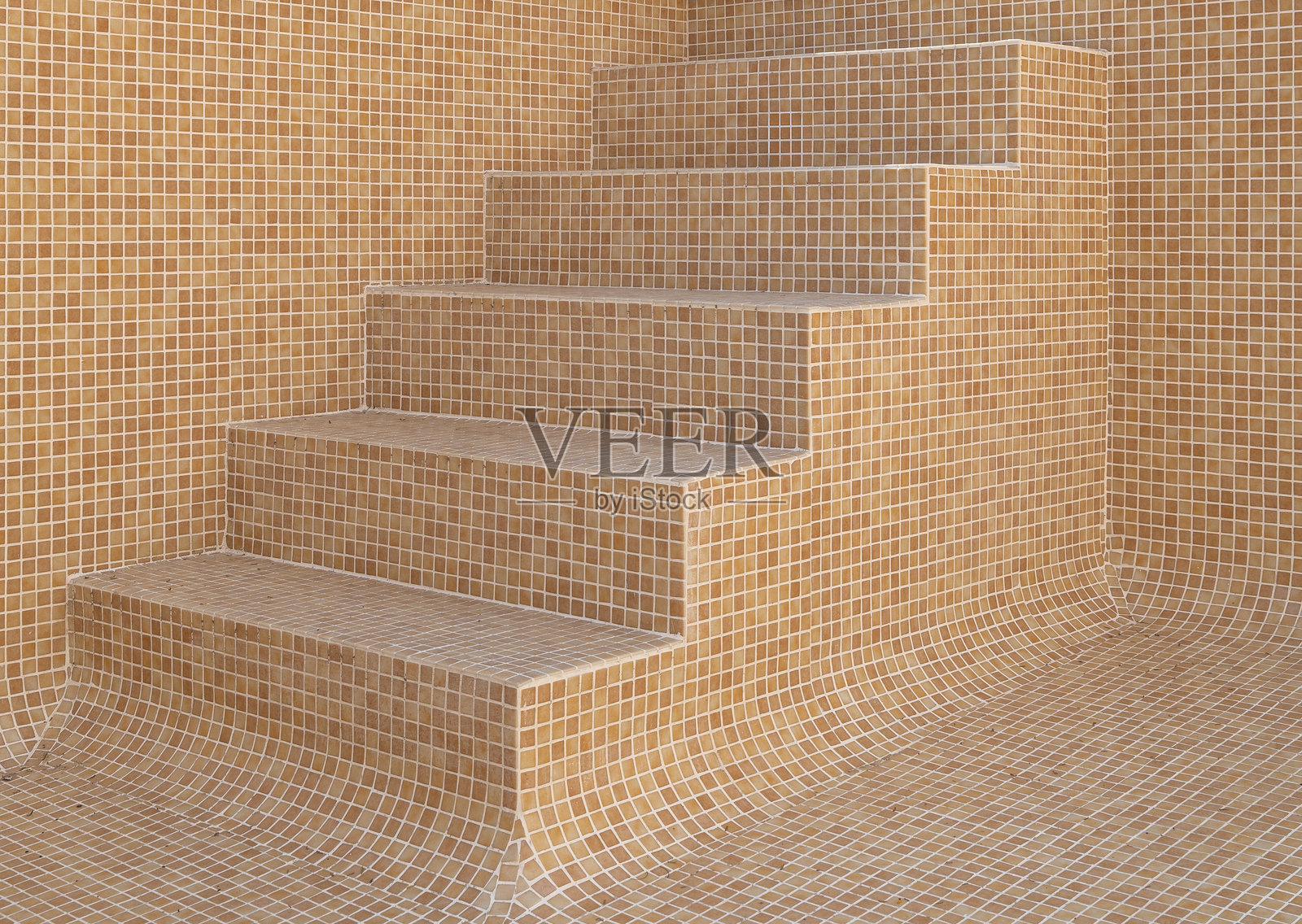 一套暖米色调的瓷砖楼梯。楼梯采用小马赛克瓷砖设计，外观光滑而现代。环境整洁简约。照片摄影图片