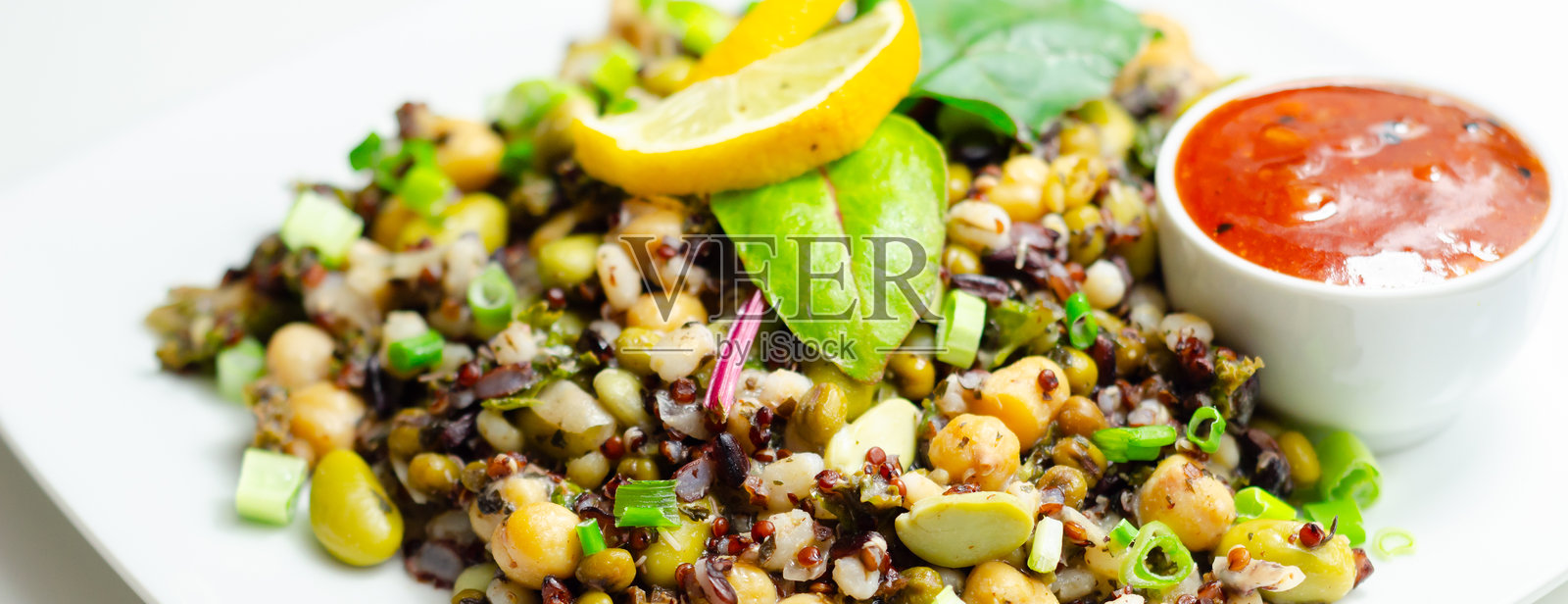 色彩缤纷的沙拉，配有鹰嘴豆、藜麦和蔬菜照片摄影图片