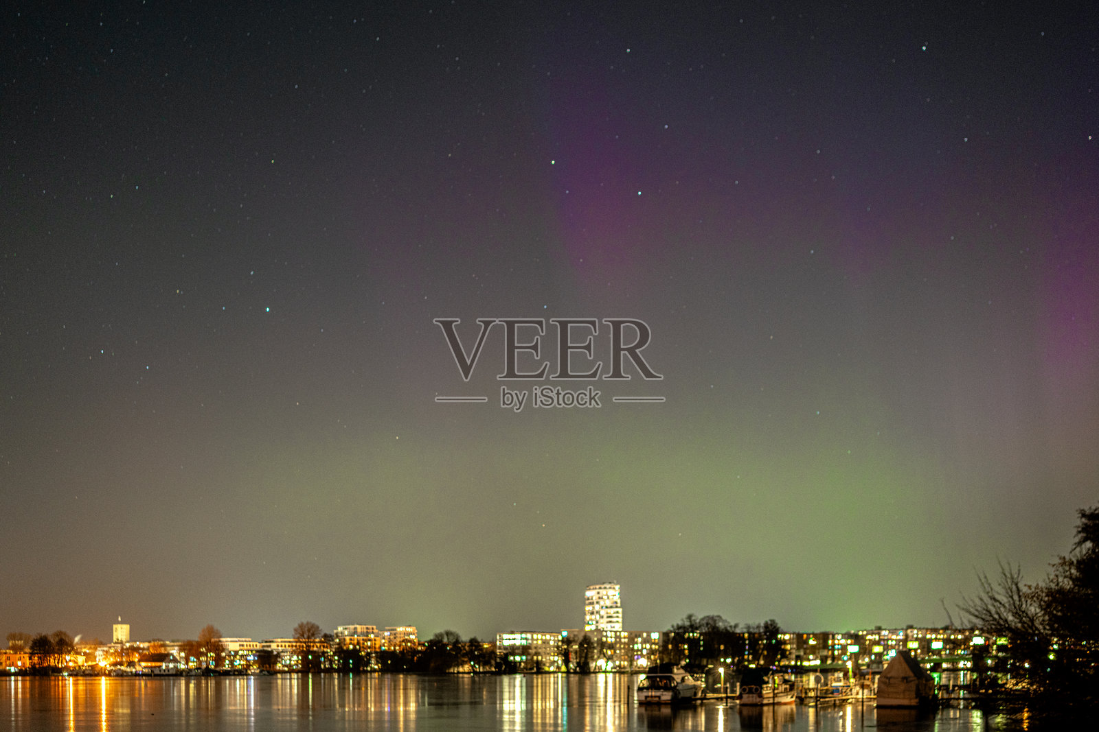 2025年1月20日，在德国柏林施潘道上空看到的北极光照片摄影图片