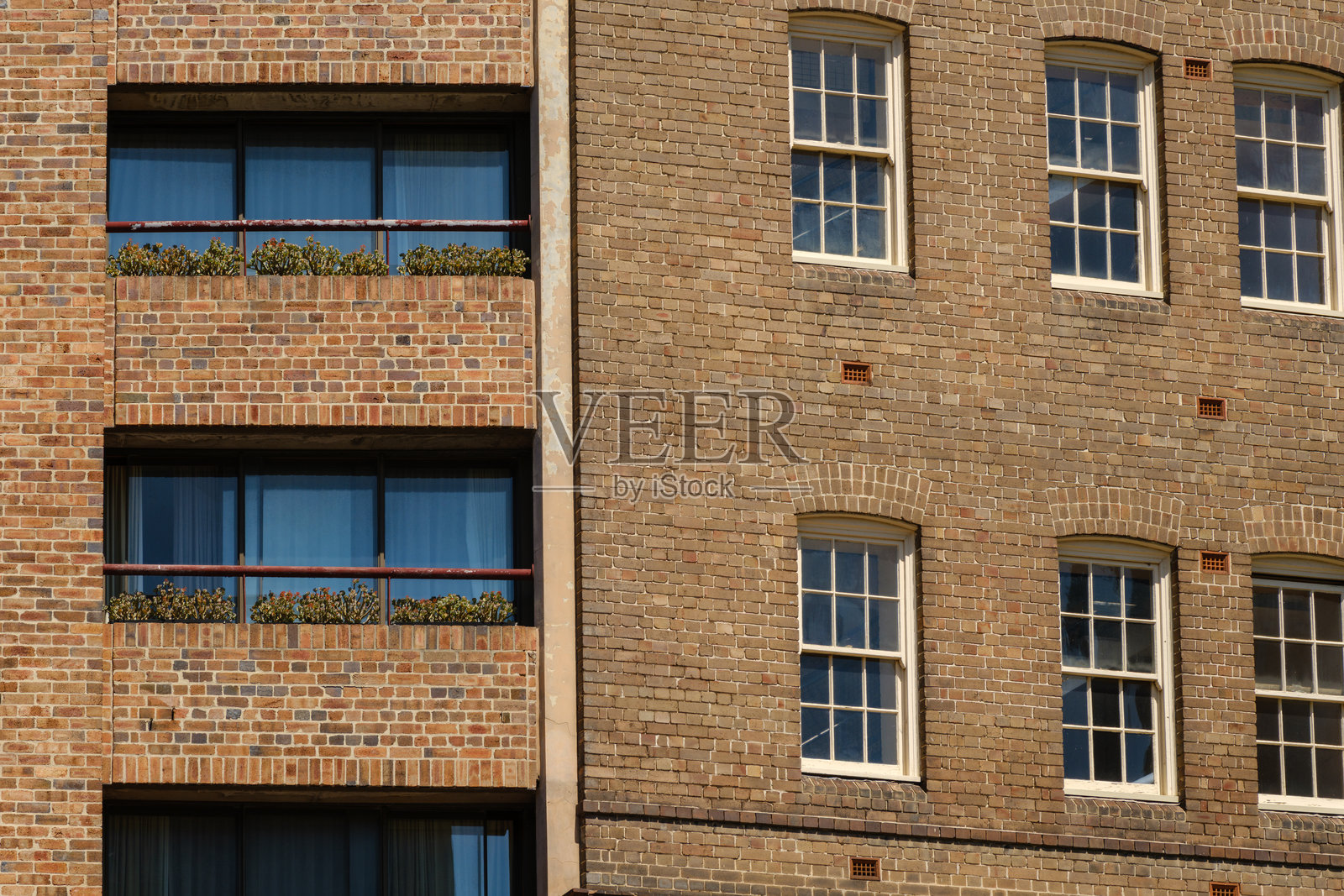 砖砌建筑的阳台和窗户照片摄影图片