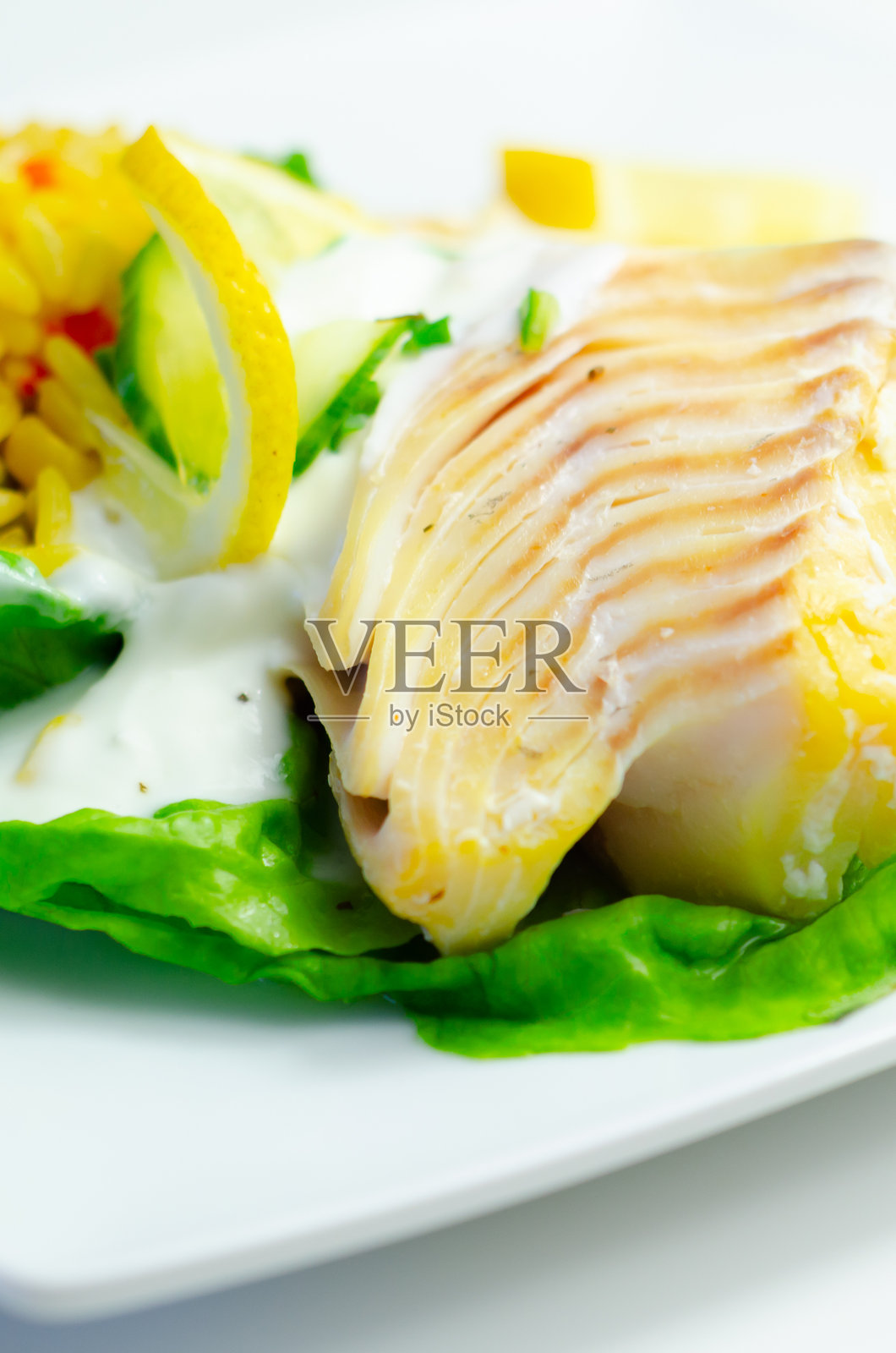 一份有鱼排、米饭和柠檬片的食物盘照片摄影图片