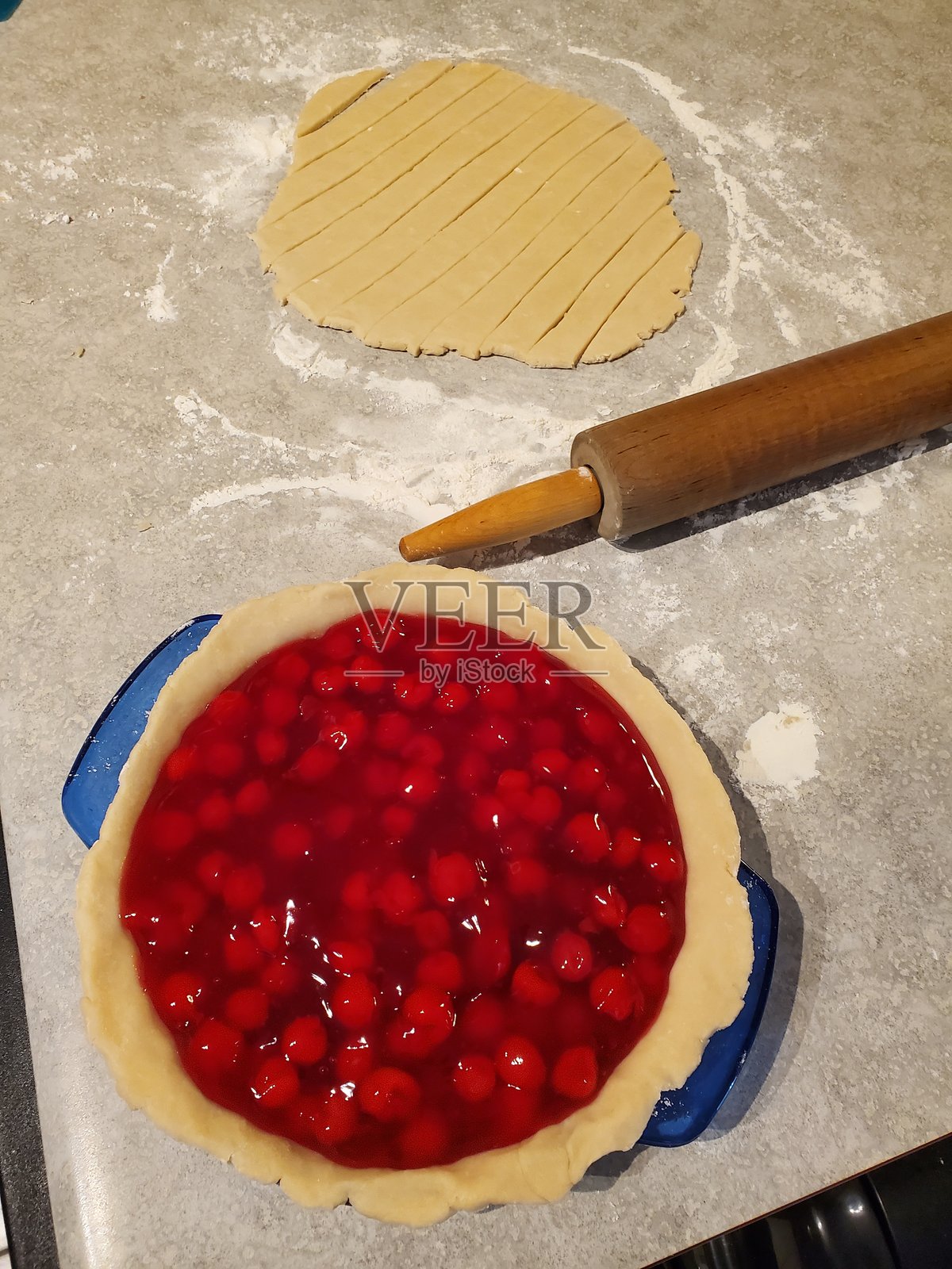 在厨房里从零开始烘焙一个美味的手工樱桃派照片摄影图片