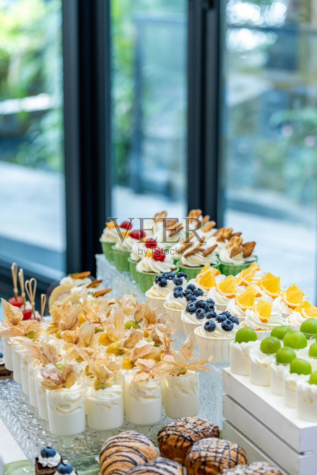 宴会上供应了西式甜点和水果。照片摄影图片