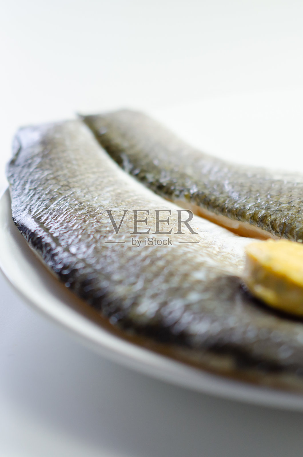 上面放有香草黄油的鱼块照片摄影图片