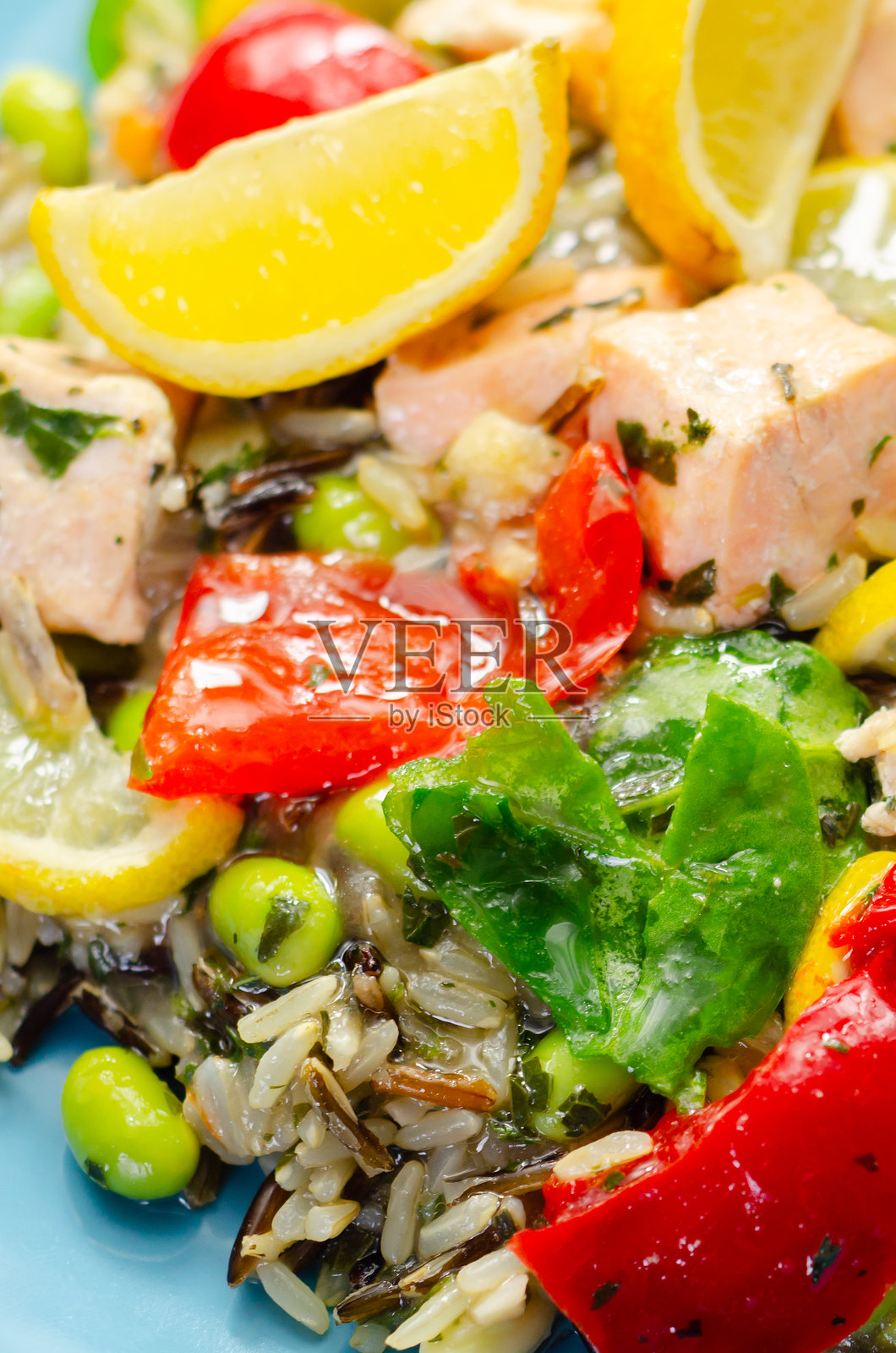 一份金枪鱼和柠檬角的食物盘照片摄影图片