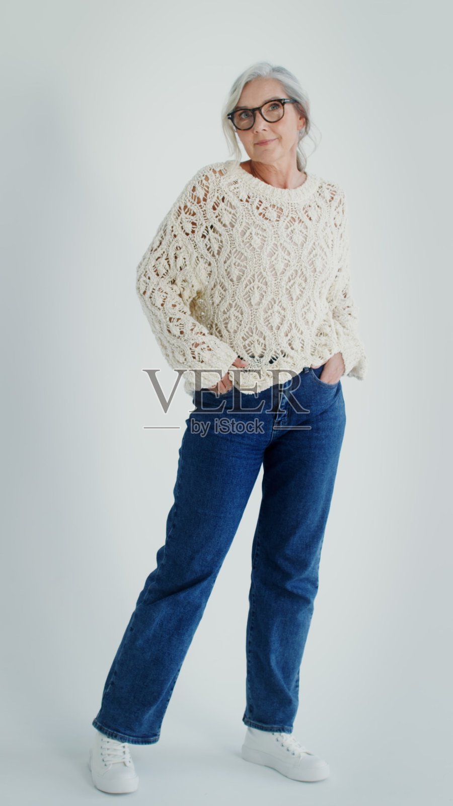 一位穿着休闲服的老年女性正在摆姿势。照片摄影图片