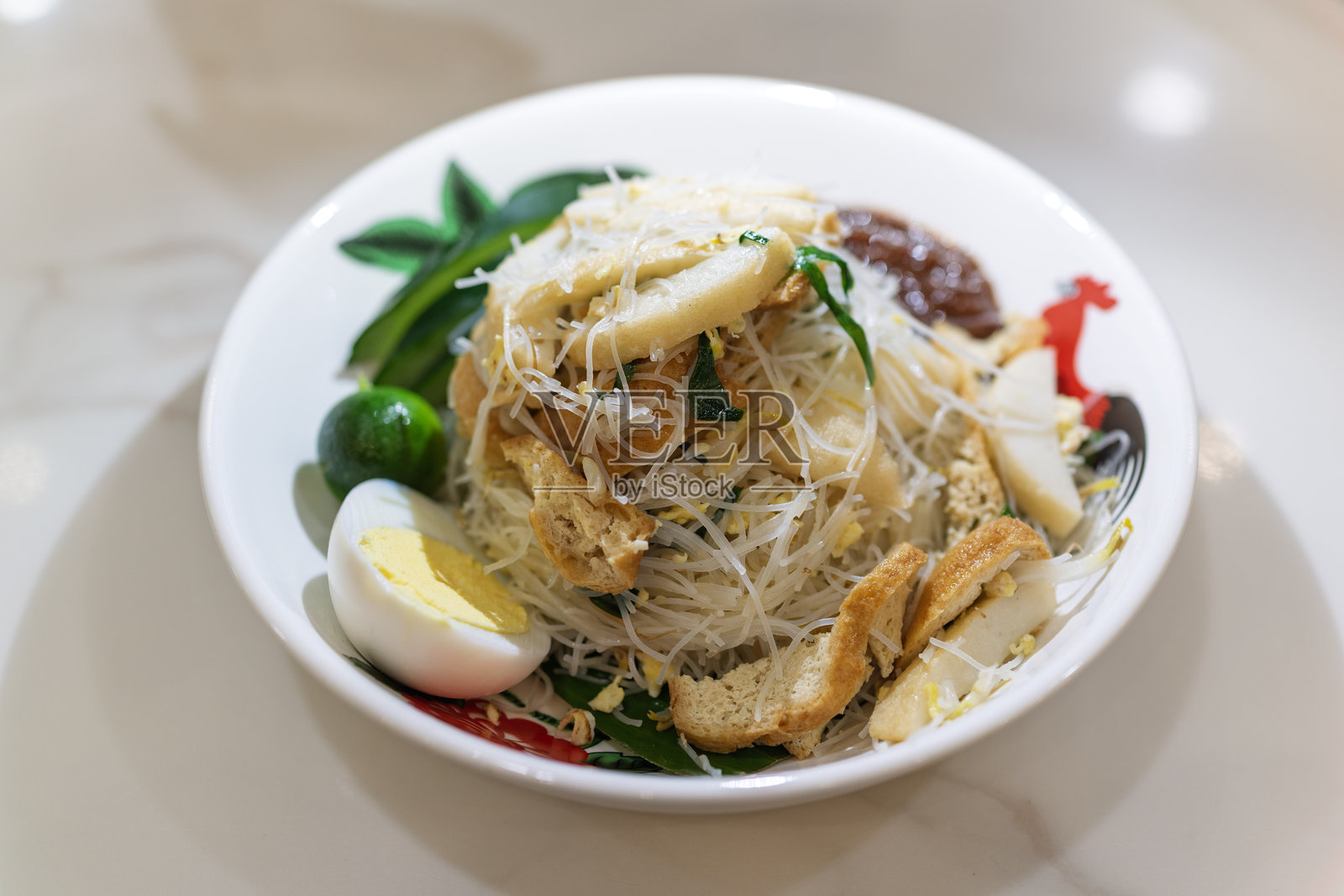 马来西亚米粉，配有鱼饼、鸡蛋和参巴酱照片摄影图片