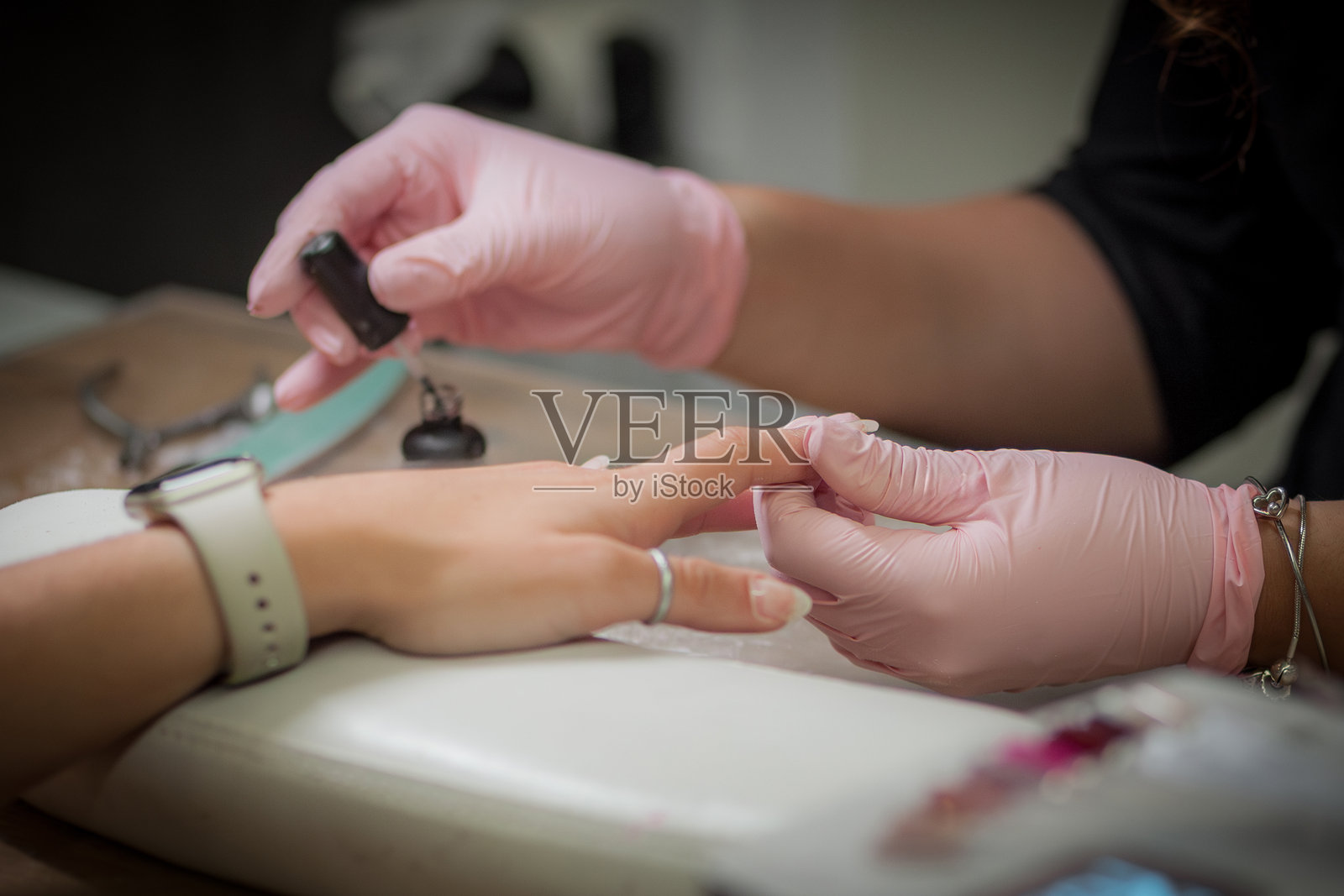 涂抹指甲油照片摄影图片