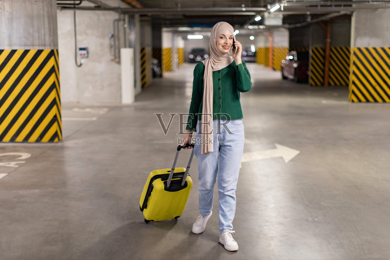 女子在停车场带着行李照片摄影图片