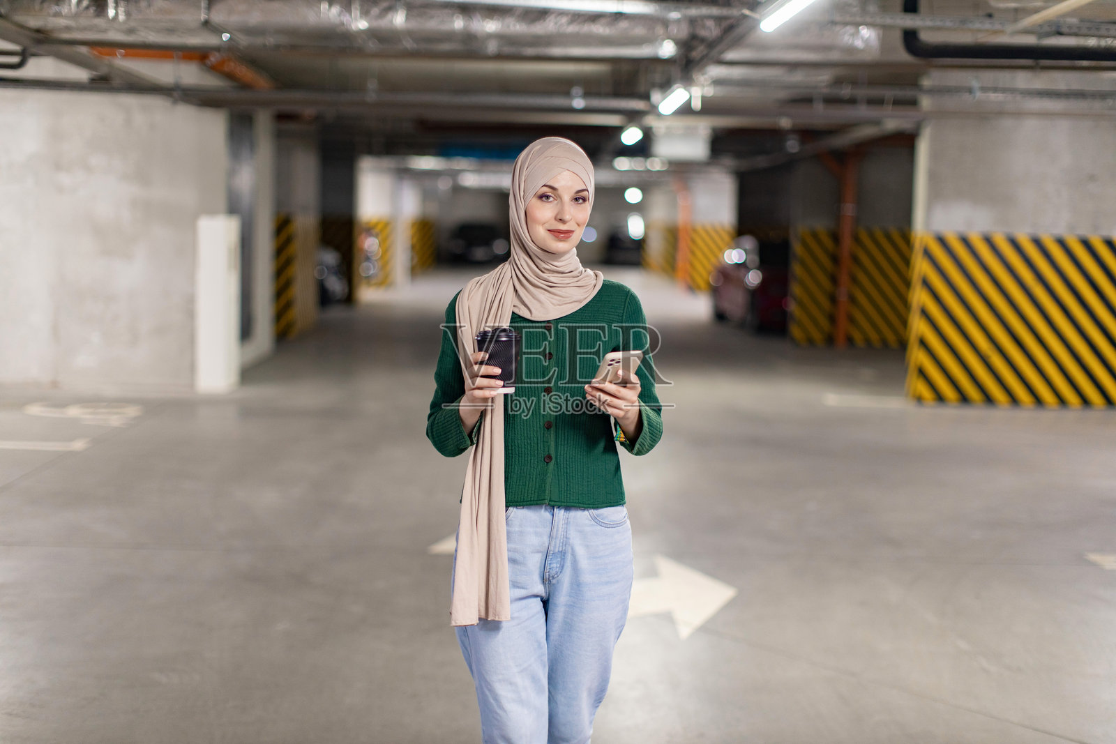 戴头巾的女性在停车场照片摄影图片