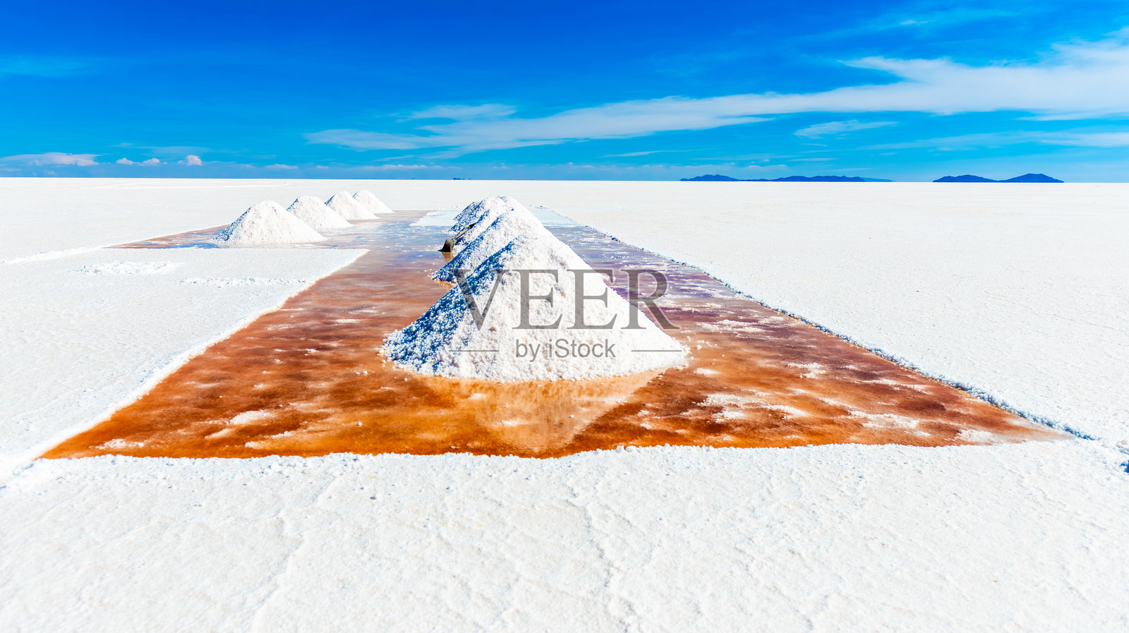 乌尤尼盐沼的采盐金字塔照片摄影图片