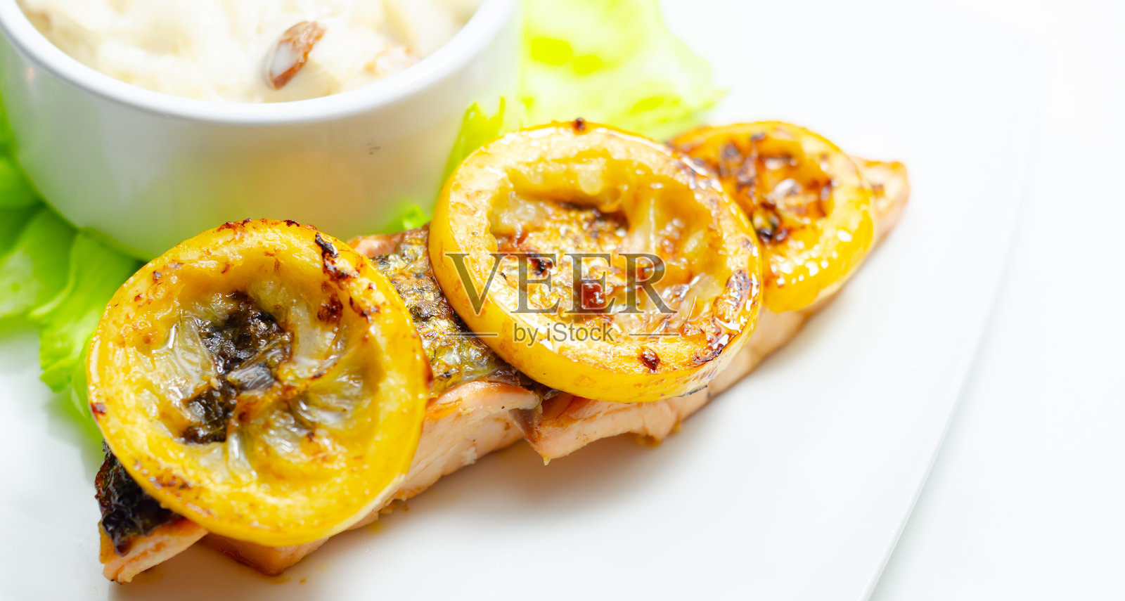 一份有三文鱼和几片柠檬的食物拼盘照片摄影图片