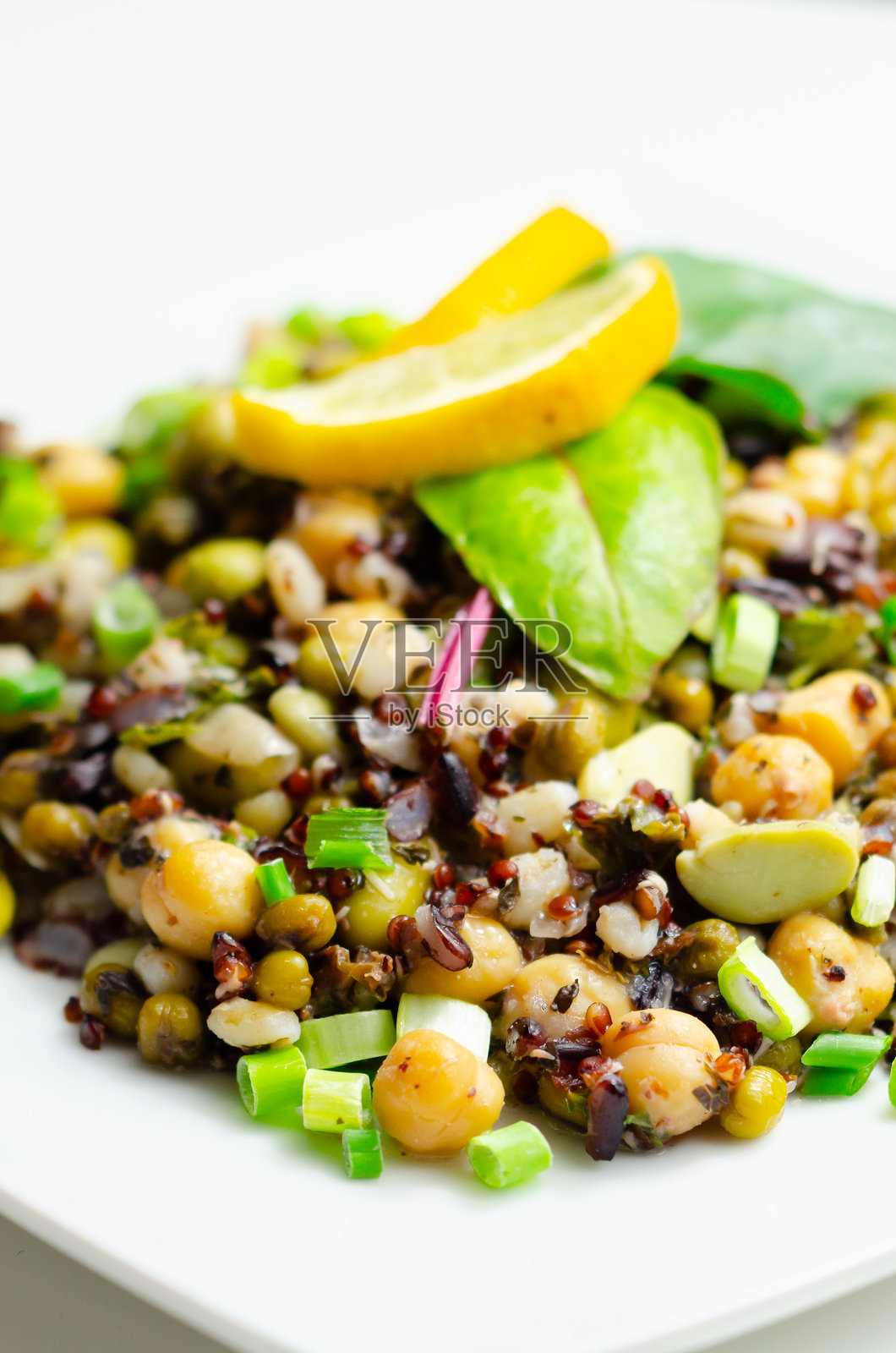 一份色彩缤纷的鹰嘴豆、藜麦和蔬菜沙拉照片摄影图片