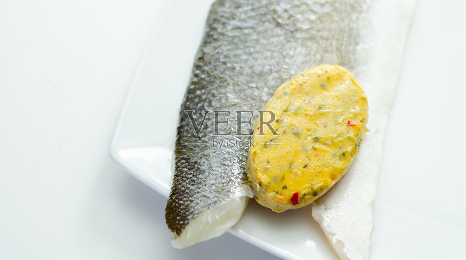 上面放有香草黄油的鱼块照片摄影图片