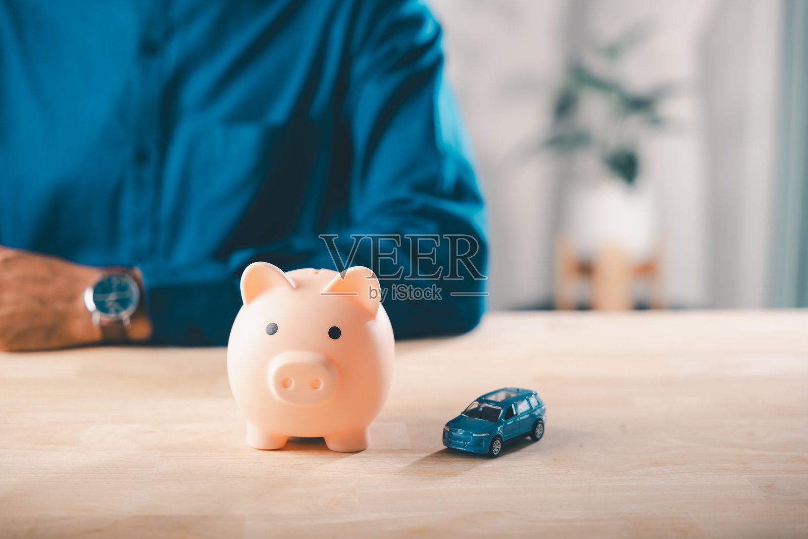汽车储蓄罐保险储蓄自动贷款成本融资燃油节省税收，个人管理车辆购买预算，使用玩具车和储蓄罐作为储蓄的金融象征照片摄影图片