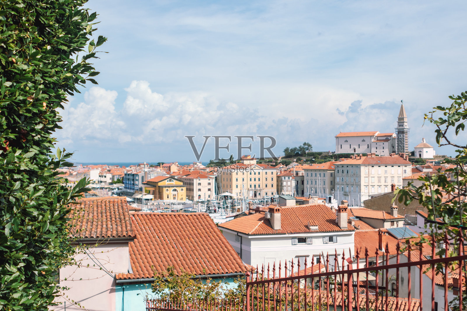 亚得里亚海岸皮兰风景如画的海滨小镇，有钟楼和红瓦屋顶照片摄影图片