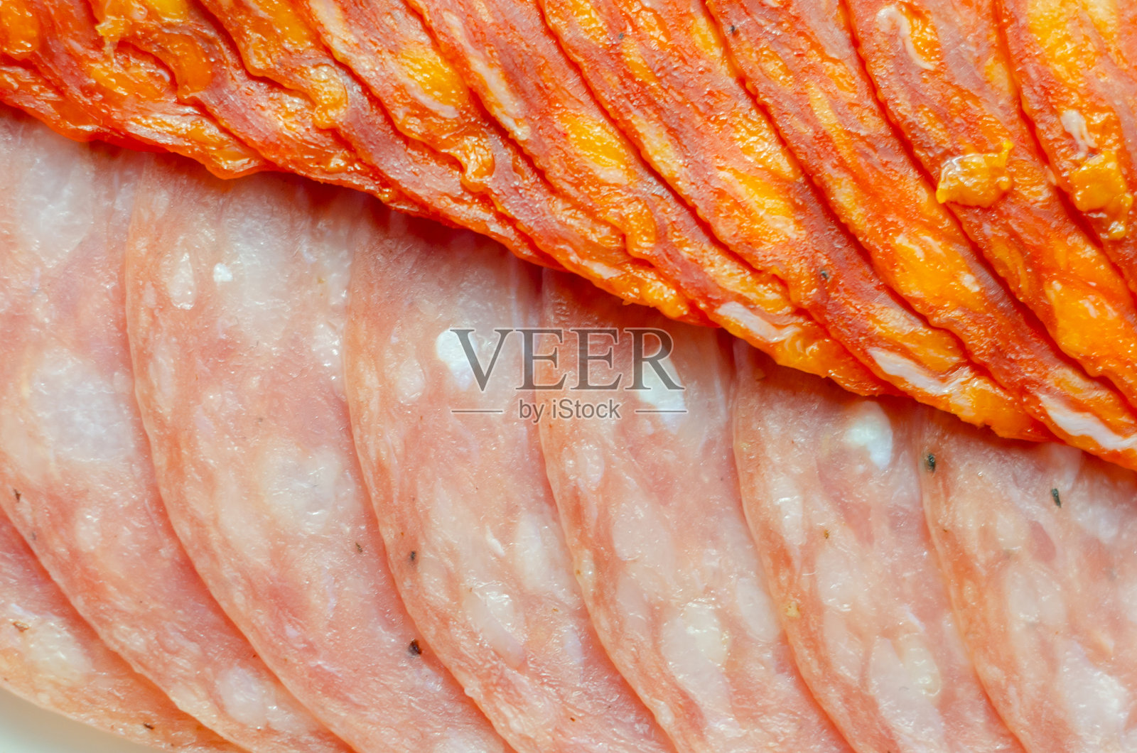 一张西班牙辣香肠和萨尔奇琼香肠的特写照片摄影图片