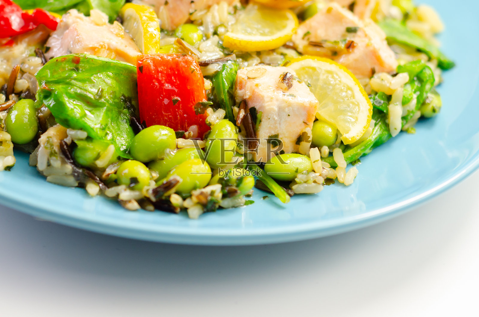 餐盘里有金枪鱼和柠檬角照片摄影图片