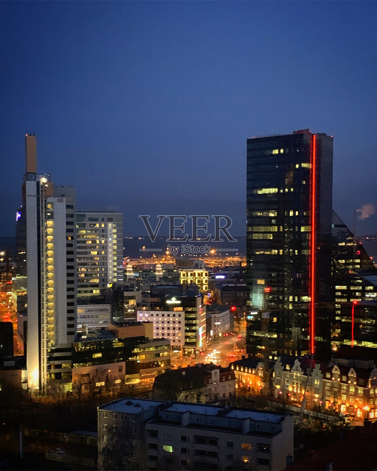 爱沙尼亚哈尔尤马省塔林，2020年1月，夜幕下的现代化城市天际线与灯火辉煌的摩天大楼照片摄影图片