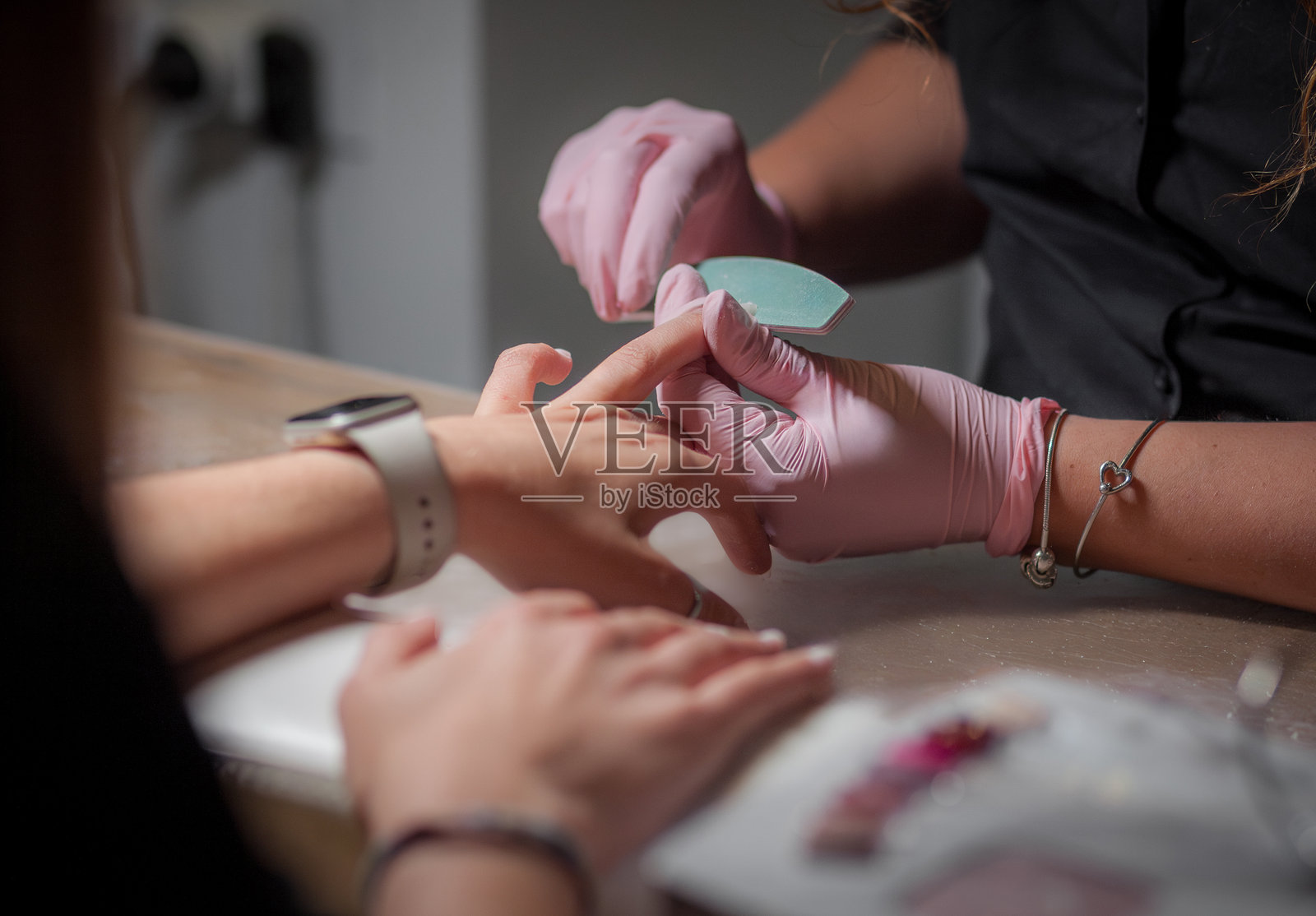 修指甲锉磨过程照片摄影图片