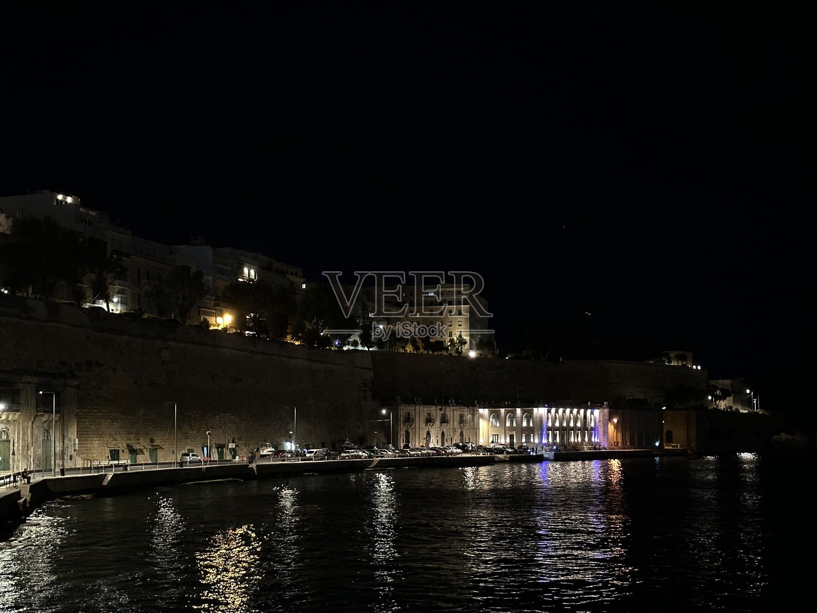 马耳他瓦莱塔的设防城市海滨夜景，摄于2025年5月照片摄影图片
