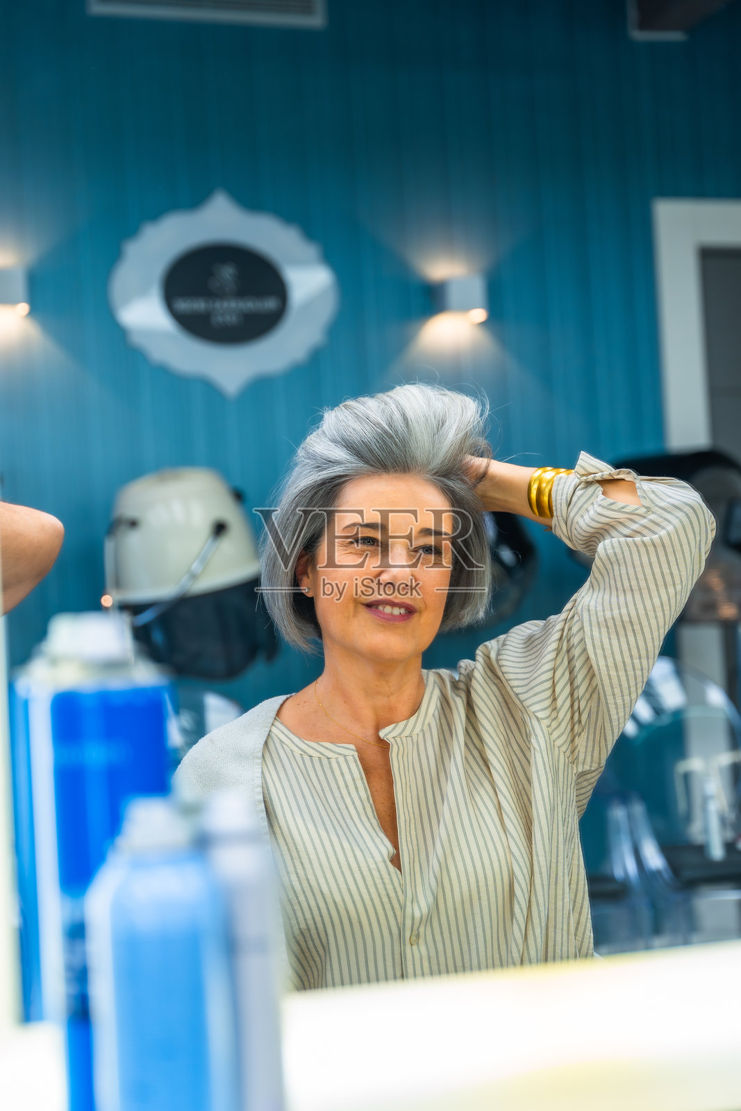 中年女性在沙龙里打理自然银发照片摄影图片