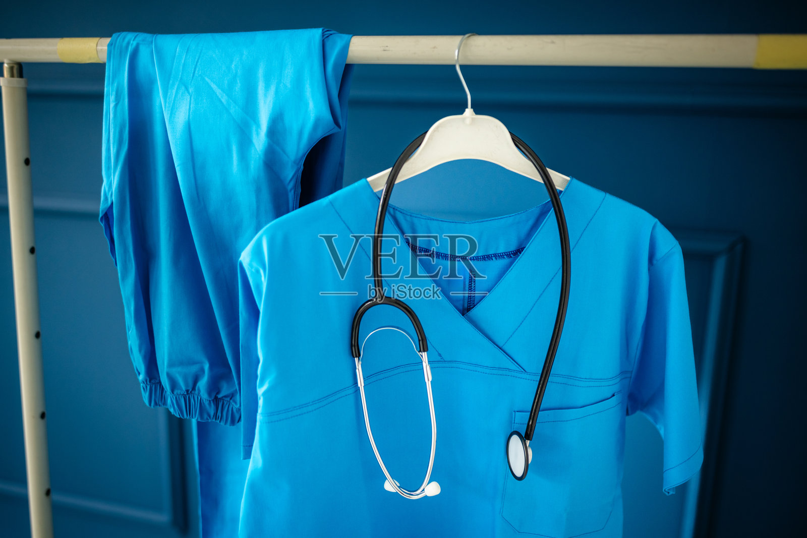白天，医护人员的制服已准备好，挂在医疗设施中，等待轮班。照片摄影图片